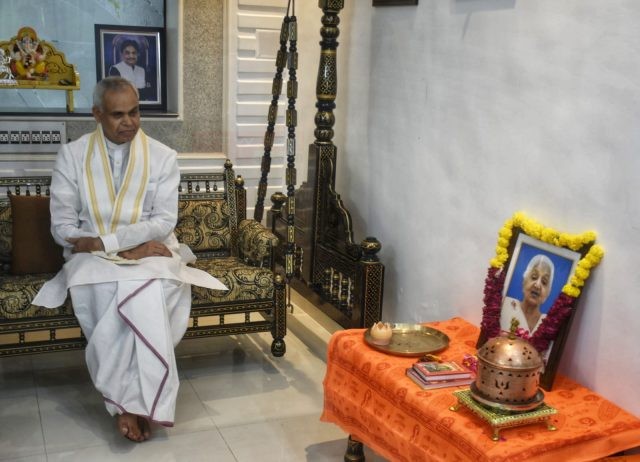 રાજ્યપાલ શ્રી આચાર્ય દેવવ્રતજીએ આરોગ્યમંત્રીશ્રી ઋષિકેશભાઈ પટેલના સ્વર્ગસ્થ માતૃશ્રીને શ્રદ્ધાંજલિ અર્પણ કરી