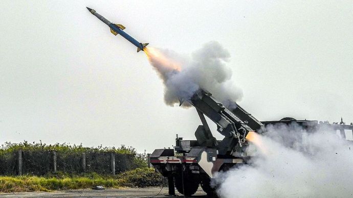 Defence Share: बाजार गिरा लेकिन डिफेंस शेयर भागे, आखिर क्यों चढ़ रहा ये सेक्टर