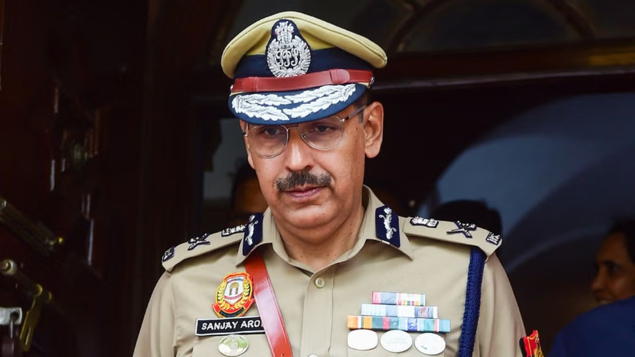 'वर्दी में रील बनाने वालों पर अब होगी सख्त कार्रवाई,' दिल्ली पुलिस कमिश्नर ने दी कड़ी चेतावनी