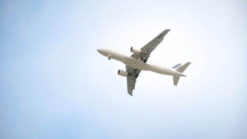 Air Travel in India: भारतीयों ने अप्रैल में जमकर की हवाई यात्रा, घरेलू उड़ानें 10 प्रतिशत तक बढ़ीं, अंतरराष्ट्रीय यात्रा में भी आया उछाल