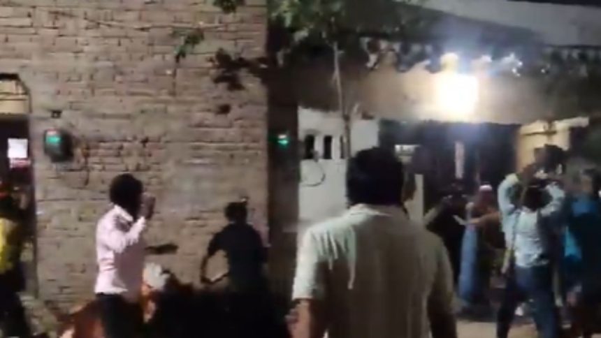 लाठी डंडो और पत्थरों की बारिश, दो पक्षों के बीच रात में हुआ महासंग्राम, वीडियो में देखें महाभारत