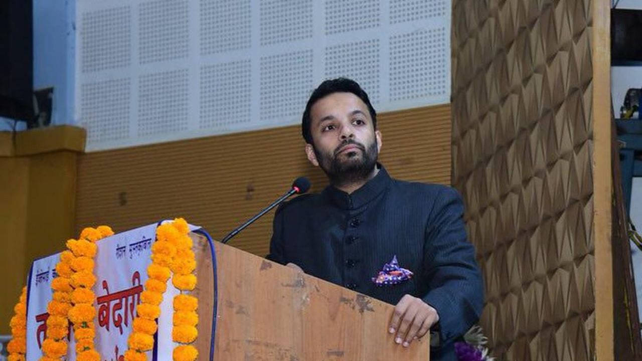 'बाएं या दाएं मत जाओ', सुप्रीम कोर्ट ने SIT से महमूदाबाद के खिलाफ जांच को 2 एफआईआर तक सीमित रखने को कहा