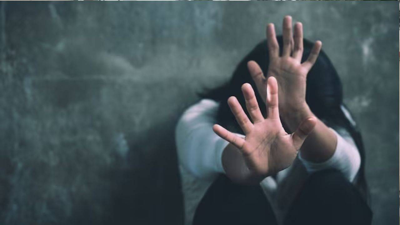 पिता के दोस्त ने ही बेटी के साथ कर दी ऐसी घिनौनी हरकत, पेट में दर्द हुआ तो खुला राज