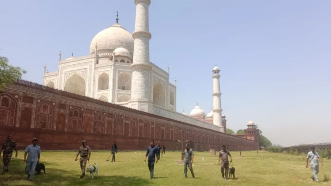 Bomb Threat At Taj Mahal: ताजमहल को उड़ाने की धमकी ने मचाई सनसनी, RDX का जिक्र देख हिली सुरक्षा एजेंसियां
