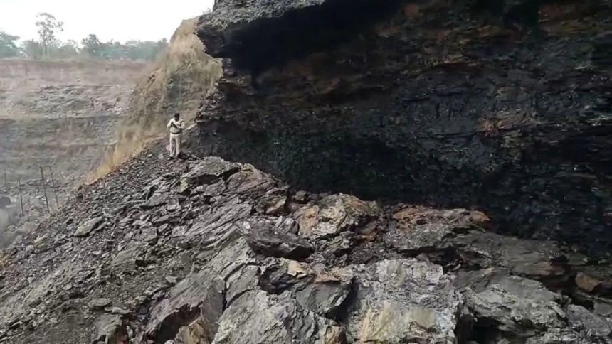 Chhattisgarh Coal Mine Collapse: कोयला चोरी करने खदान में घुसे थे 3 युवक, अचानक ढह गई दीवार, दो की दर्दनाक मौत