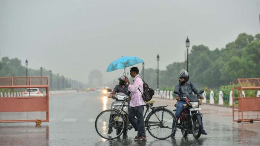 Delhi Weather Update: दिल्ली में भारी बारिश और तेज हवाओं की चेतावनी, IMD ने जारी किया ऑरेंज अलर्ट