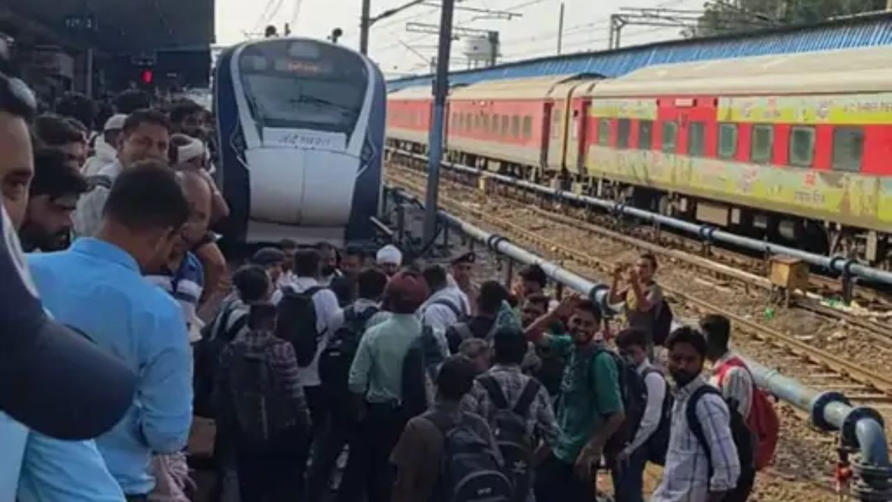 Haryana Vande Bharat News: हरियाणा में यात्रियों ने किया बवाल, वंदेभारत के आगे खड़े होकर रोकी ट्रेन; रेलवे ट्रैक पर मचाया कोहराम
