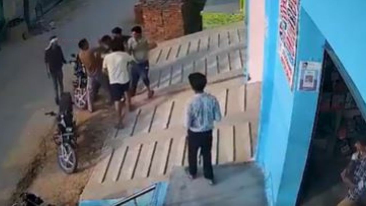 बेटी से छेड़छाड़ का विरोध करने पर पिता को बेरहमी से पीटा, सामने आया दिल दहला देने वाला वीडियो