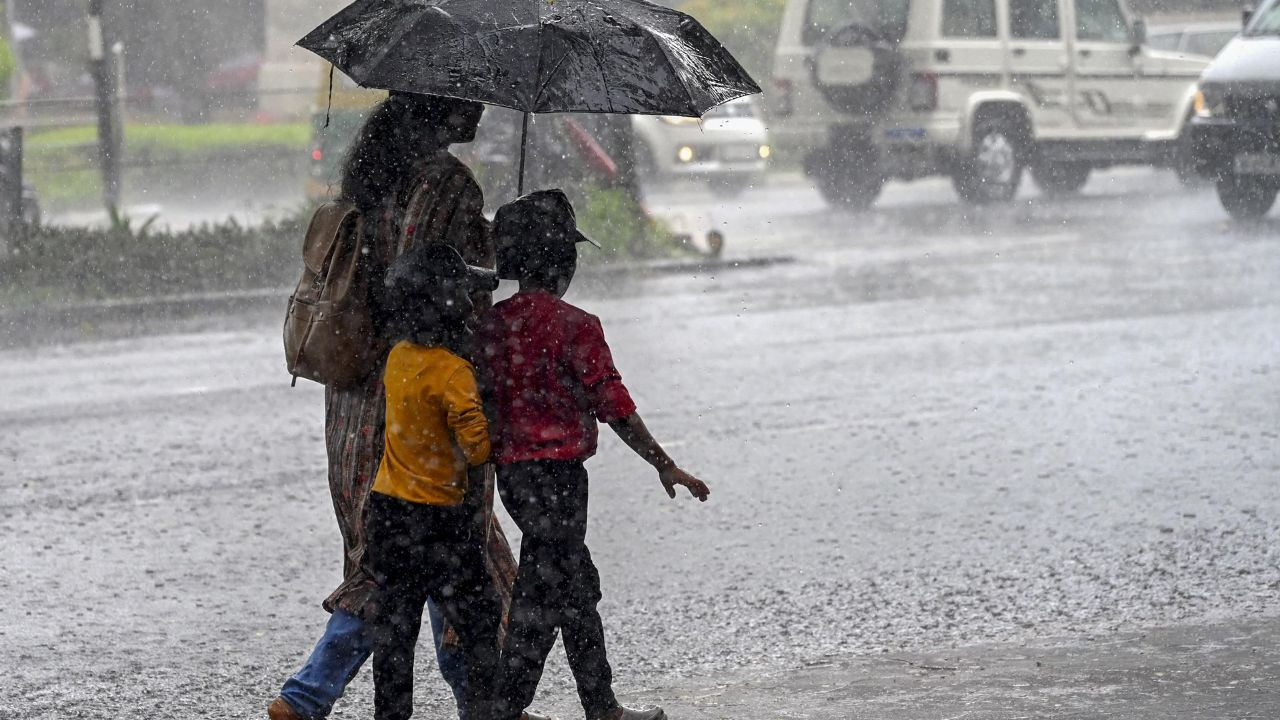 Karnataka Weather Update: कर्नाटक में भारी बारिश का कहर, IMD ने छह जिलों में रेड अलर्ट, स्कूल-कॉलेज बंद
