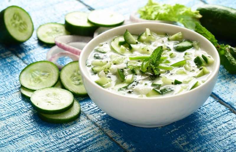 गर्मियों की परफेक्ट डिश: स्वाद और सेहत से भरपूर खीरे का रायता
