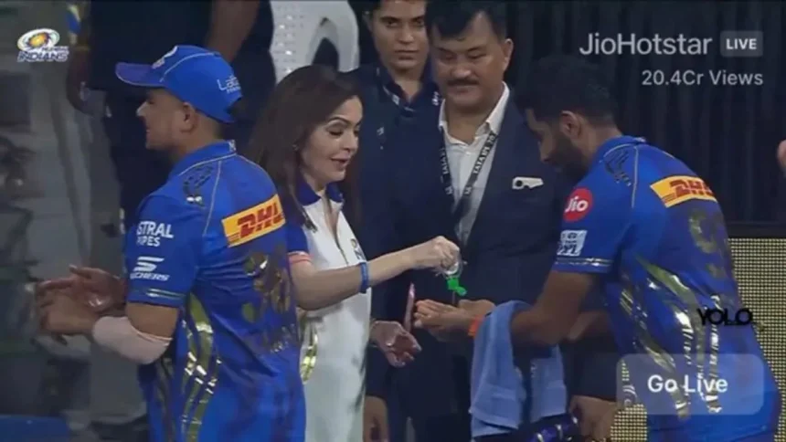 पहले खिलाड़ियों को दिया सैनेटाइजर, फिर मिलाया हाथ... IPL 2025 में नीता अंबानी ने ऐसा क्यों किया? जानिए