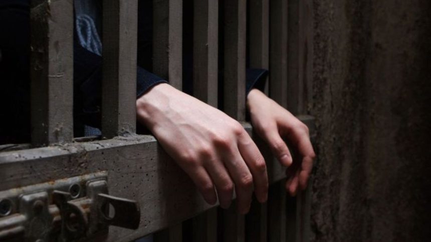 सेना वर्दी में पकड़ा गया फर्जी 'जवान', पुलिस ने किया अरेस्ट; तलाशी में मिली ऐसी चीजें जिसे देख चौंक गए सब!