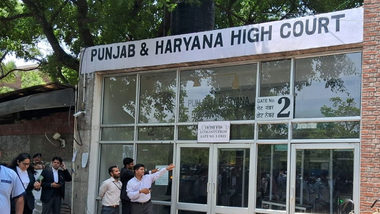 पंजाब-हरियाणा हाई कोर्ट को मिली बम से उड़ाने की धमकी, वकीलों से खाली कराया परिसर