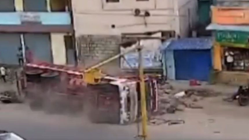 बाइक सवार को बचाने के चक्कर में पलटा राशन से भरा ट्रक, बाल-बाल बचे कई लोग, सामने आया खौफनाक वीडियो