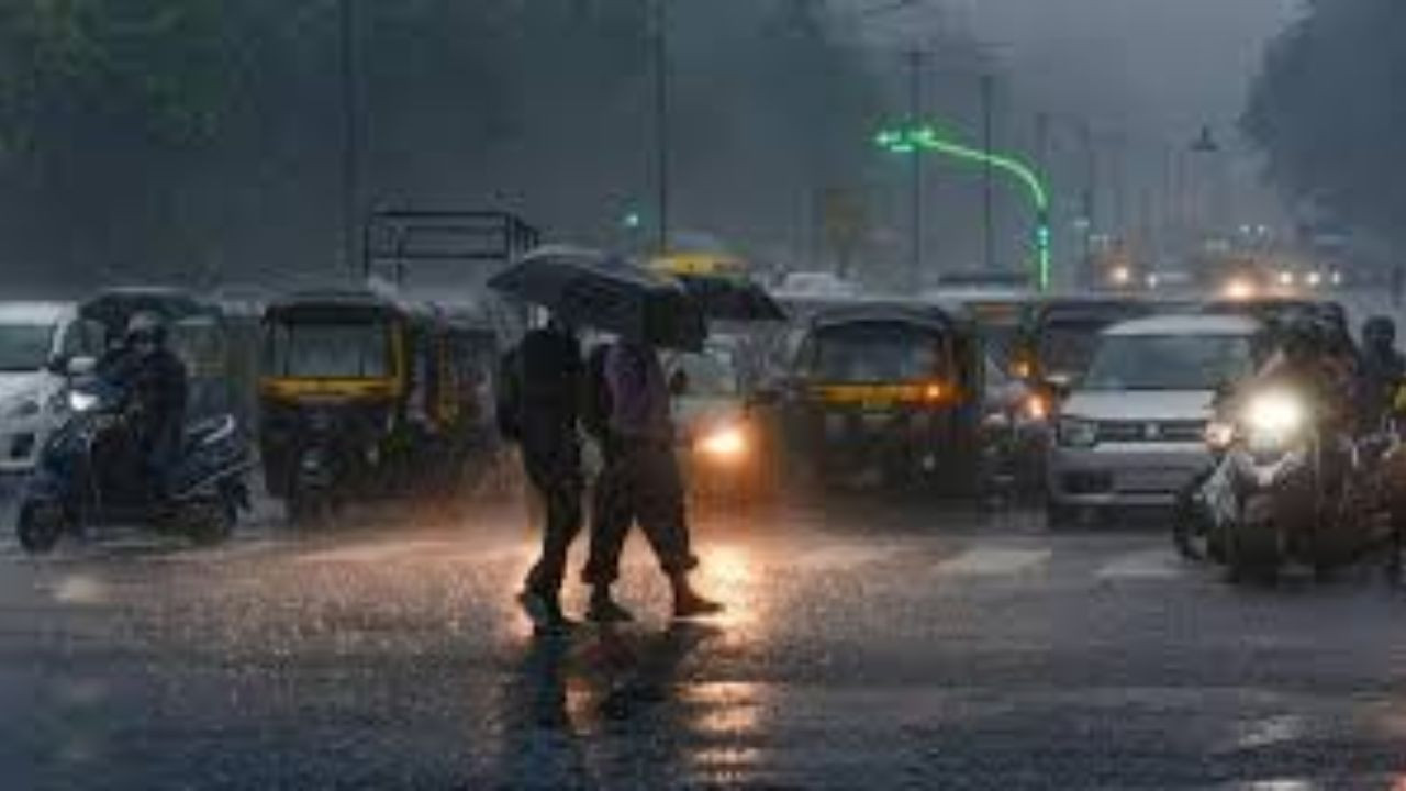 UP Weather Update: मौसम का बड़ा उलटफेर! UP के इन 33 जिलों में भारी बारिश का खतरा, IMD ने जारी किया ऑरेंज अलर्ट