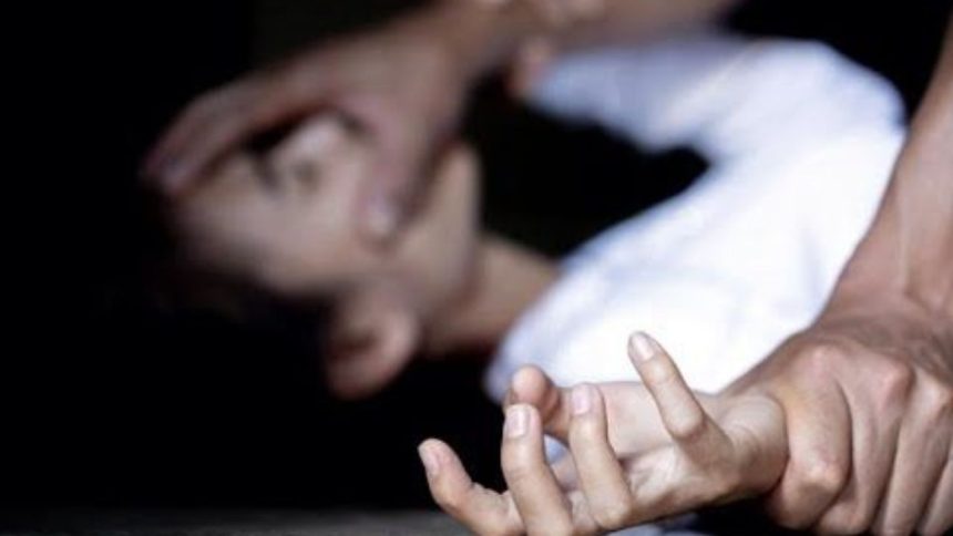 Maharashtra Rape Case: पुलिस अधिकारी ने बताया कि आरोपी ने कथित तौर पर लड़की को नए कपड़े...