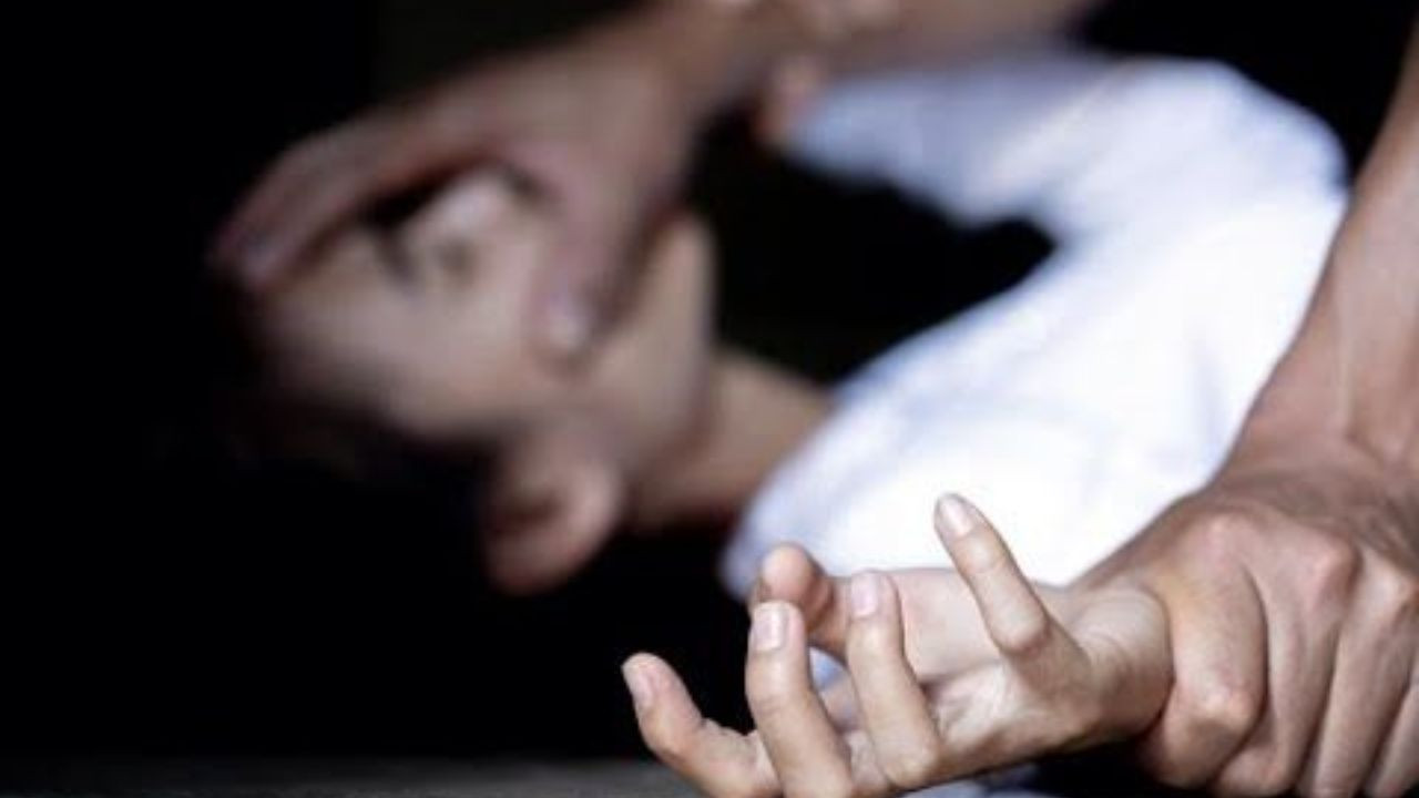 Maharashtra Rape Case: पुलिस अधिकारी ने बताया कि आरोपी ने कथित तौर पर लड़की को नए कपड़े...