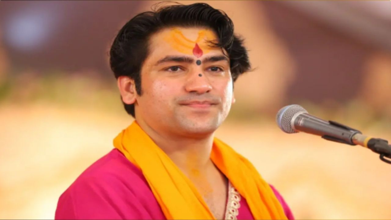 बागेश्वर धाम पीठाधीश्वर पंडित धीरेंद्र शास्त्री ने इटावा में कथावाचक के...