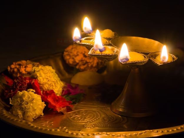 रोज शाम को इस खास चीज से करें आरती, घर में फैलेगी शांति और दूर होंगे झगड़े, परिवार की कलह से पाएं राहत