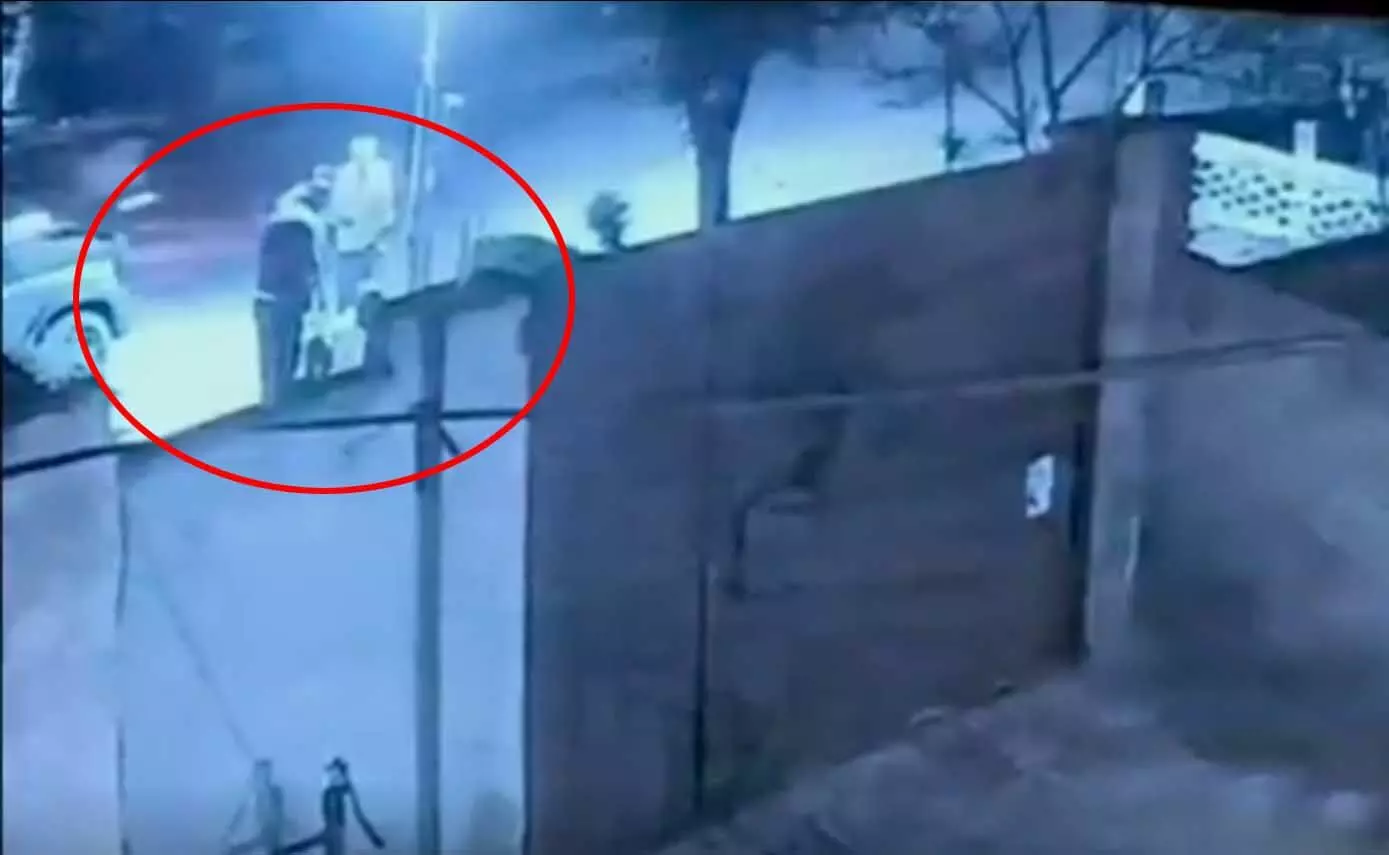 OMG! CCTV कैमरे में ये क्या कैद हो गया
