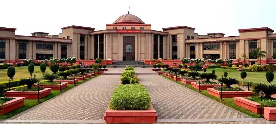 हाईकोर्ट ने शिक्षिका सरोज सिंह के तबादला आदेश पर लगाई रोक