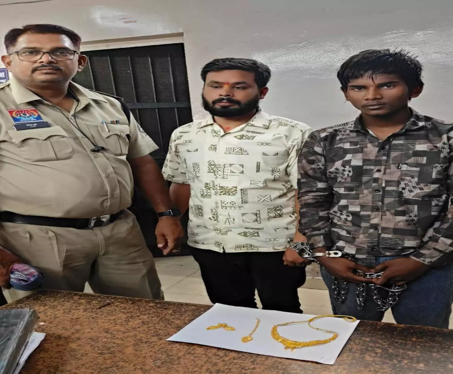 सूने मकान में सेंधमारी कर लाखों के जेवर चुराने वाले दो आरोपी गिरफ्तार, दो फरार