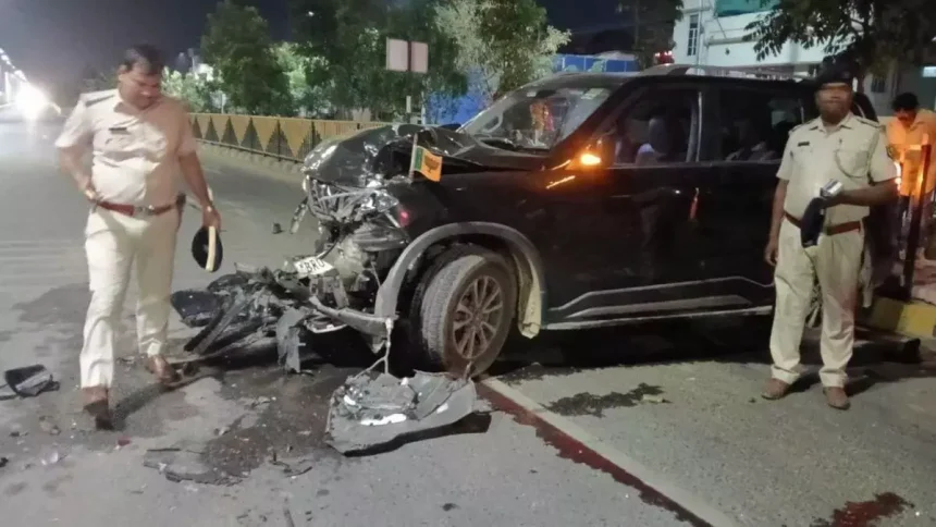 तेज रफ्तार वाहन ने पुलिसकर्मियों को मारी टक्कर, ड्राइवर फरार