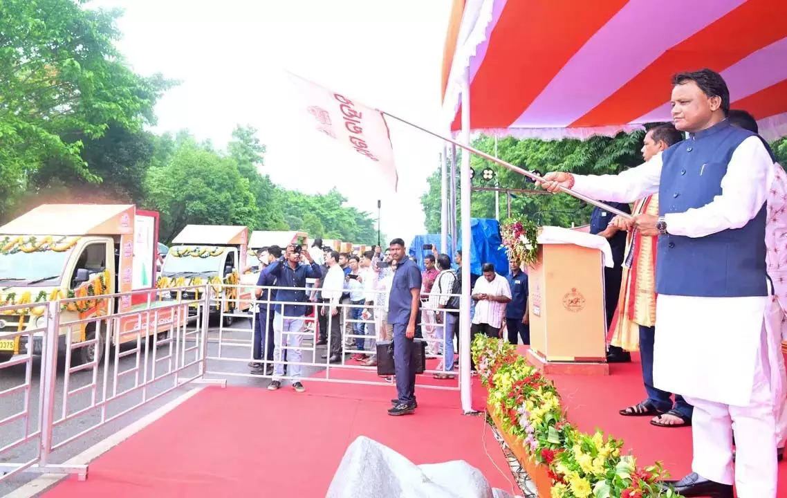 "ओडिशा में बीजेपी की पहली वर्षगांठ पर सीएम माझी ने 'विकास वाहन' को हरी झंडी दिखाई"