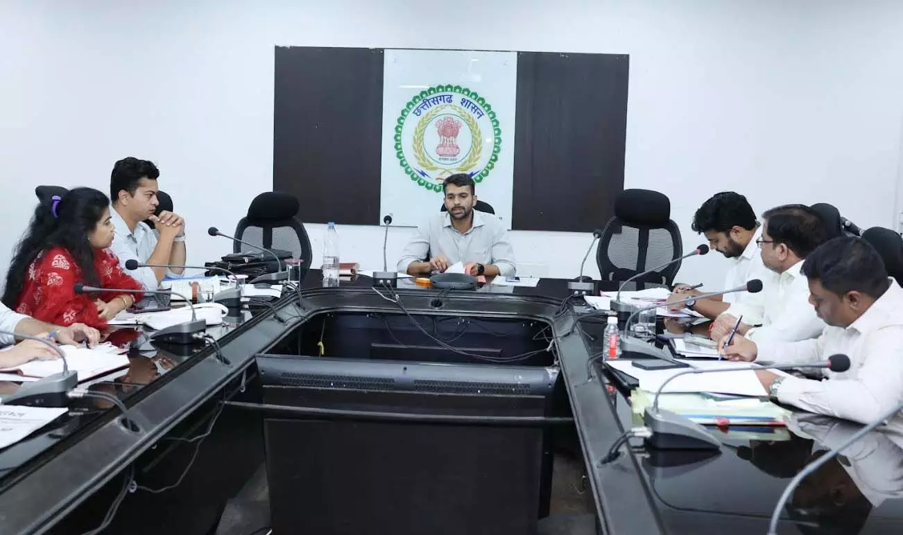 कलेक्टर गोयल ने ली राजस्व अधिकारियों की समीक्षा बैठक