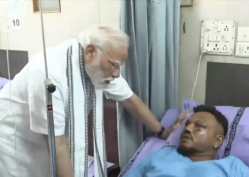 एअर इंडिया विमान हादसा: 241 की मौत एक जिंदा बचा, पीएम मोदी उसी से मिले