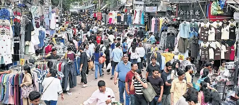 तोड़फोड़ के बाद सरोजिनी नगर बाजार में विक्रेताओं का कारोबार सामान्य हुआ