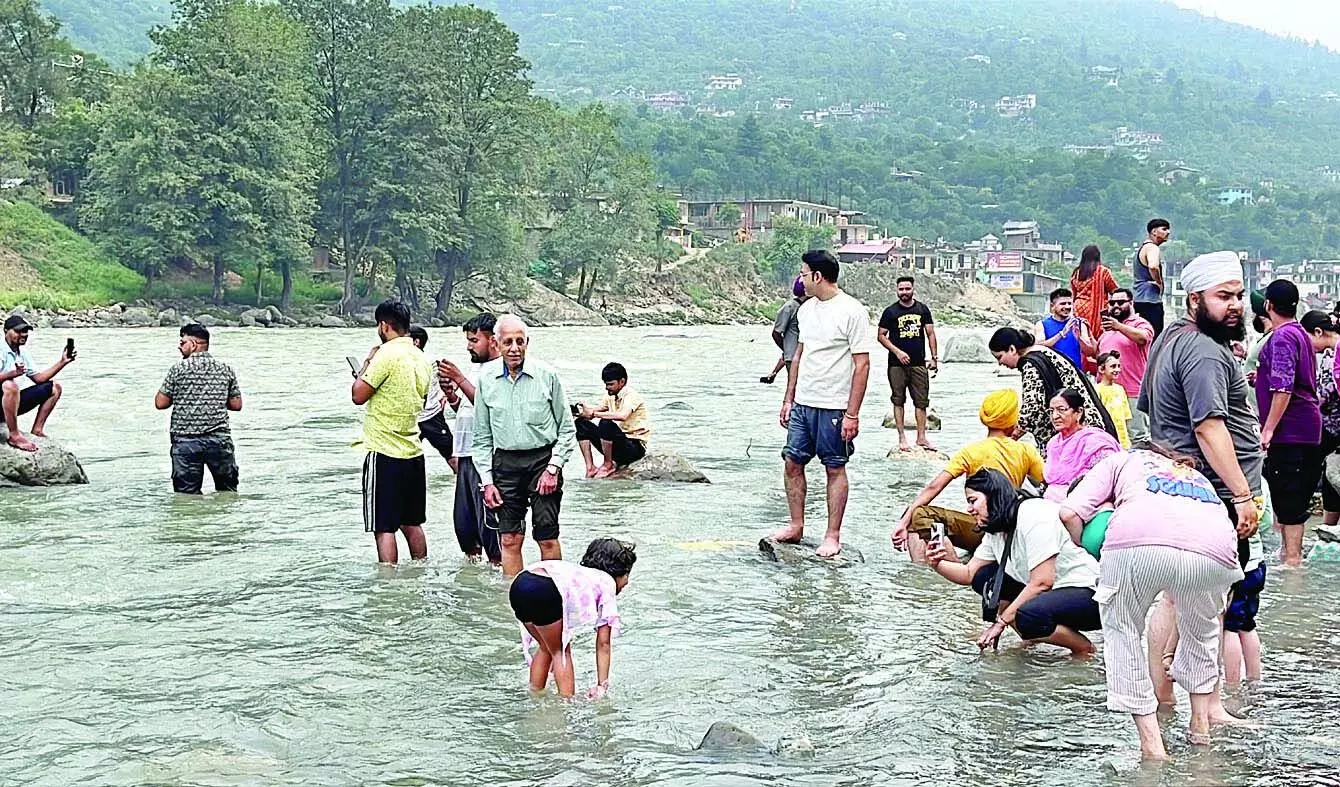 कुल्लू-मनाली सैलानियों से गुलजार