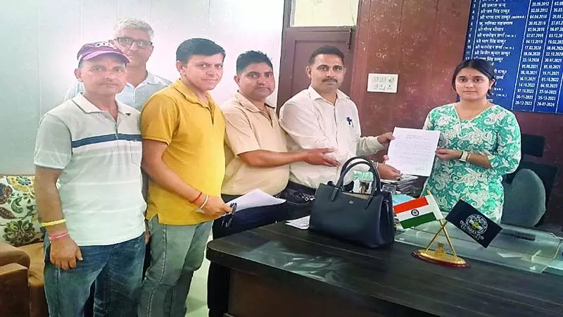 ग्राम रोजगार सेवकों ने वेतन न मिलने की समस्या को लेकर बीडीयो को सौंपा ज्ञापन