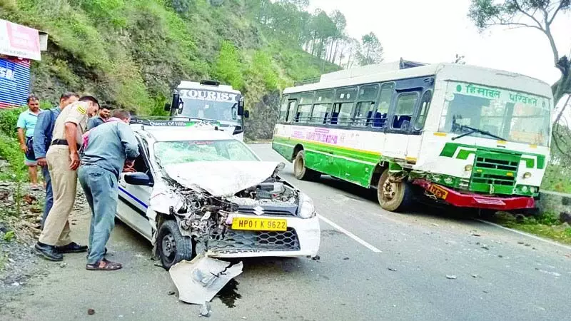 बस-टैक्सी में टक्कर, तीन लोग घायल