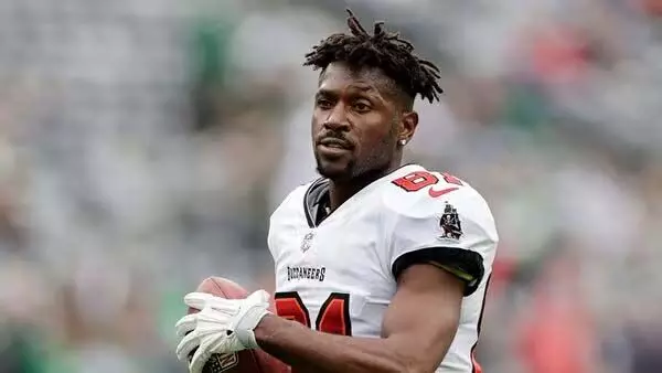 Antonio Brown मियामी में हत्या के प्रयास के आरोप में वांछित