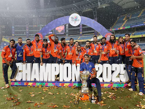 मुंबई साउथ सेंट्रल मराठा रॉयल्स ने टी20 मुंबई लीग 2025 की ट्रॉफी जीती, सोबो मुंबई फाल्कन्स को हराया