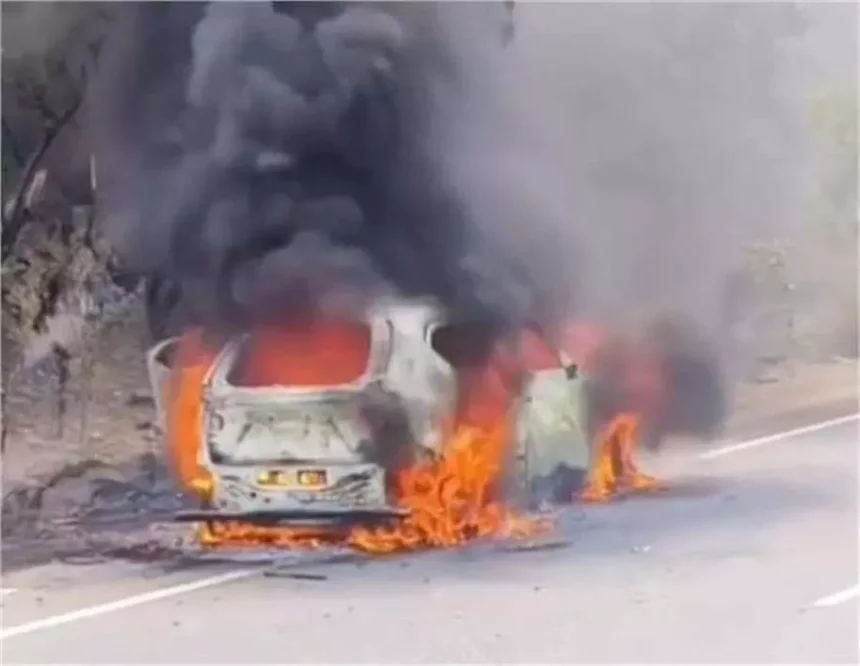 MP News: नेशनल हाईवे पर चलती कार अचानक आग के गोले में बदल गई, परिवार ने बाहर निकलकर बचाई जान