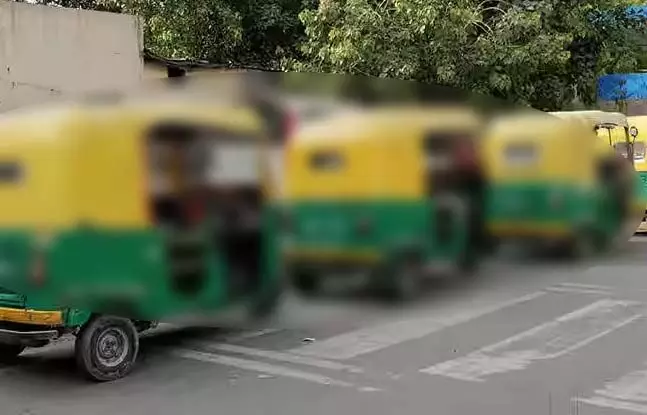 ऑटो वाले की चालाकी, किशोर की जिंदगी को बिगड़ने से बचाया