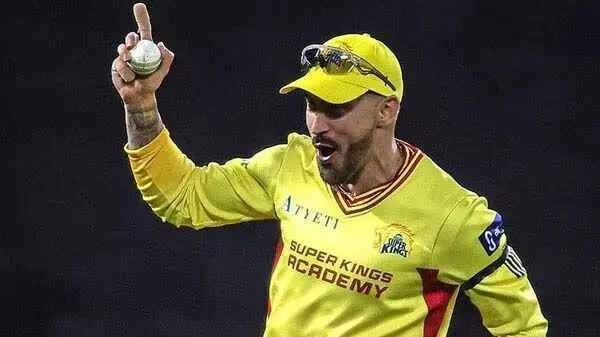Faf du Plessis ने 40 की उम्र में सुपरमैन जैसा कैच लपका