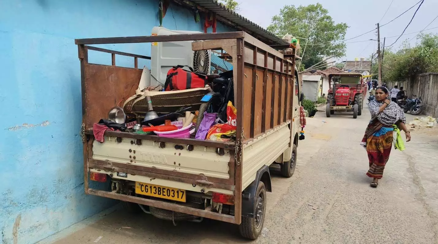 नगर निगम का अमला लोडिंग अनलोडिंग में कर रहा मदद, लोगों के भोजन की है व्यवस्था