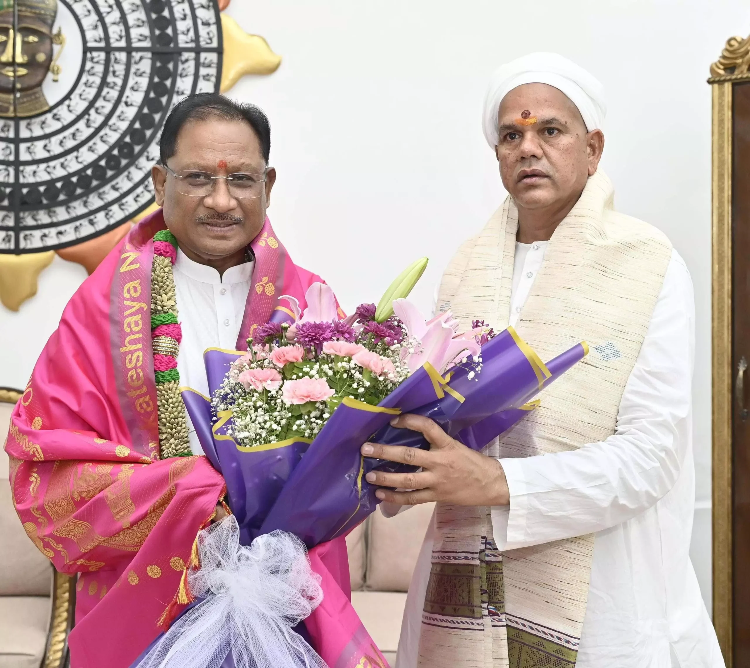 CM साय से पं. रविशंकर महाराज रावतपुरा सरकार ने की सौजन्य भेंट