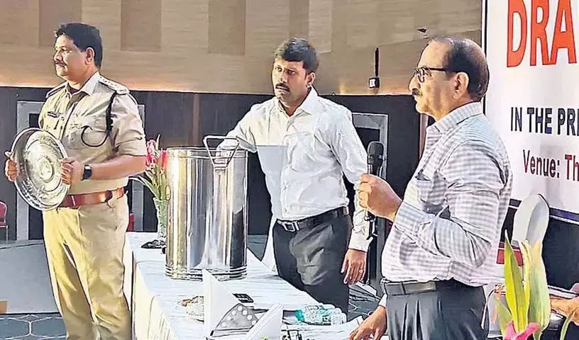 बंद बारों का लकी ड्रा
