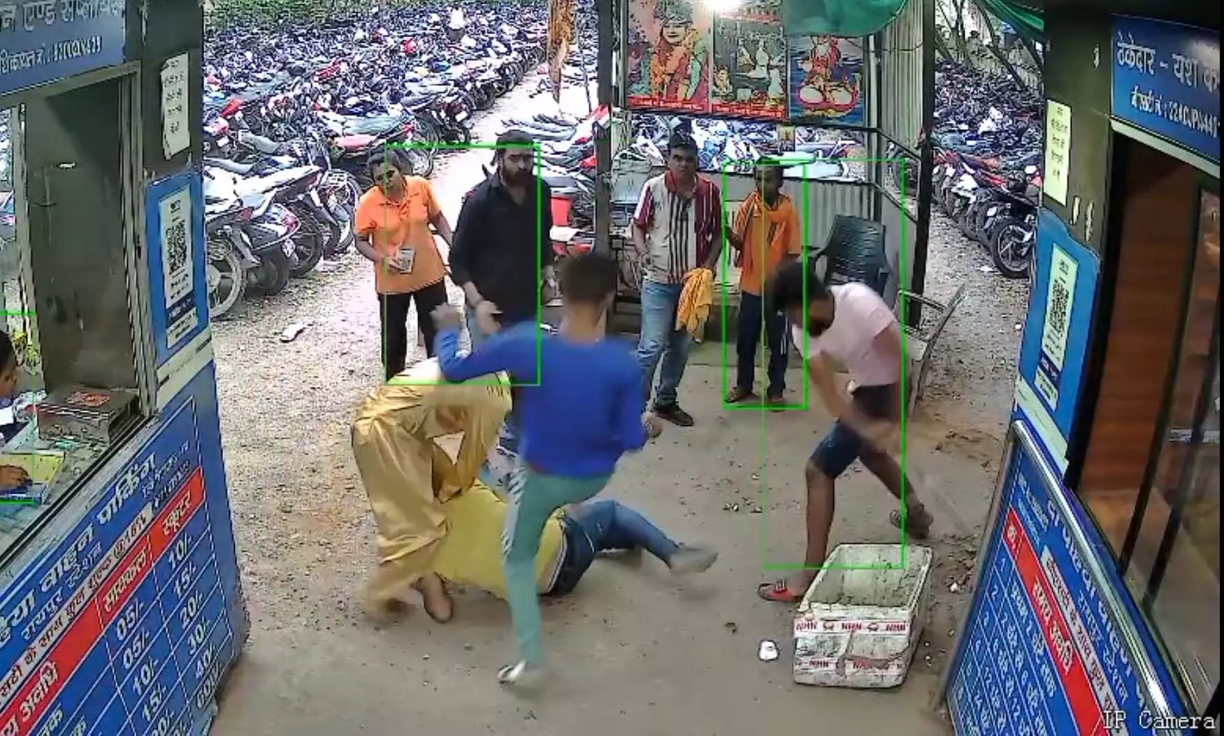 रेलवे स्टेशन की पार्किंग में चाकूबाजी, तीन युवकों ने पार्किंग स्टाफ पर किया हमला