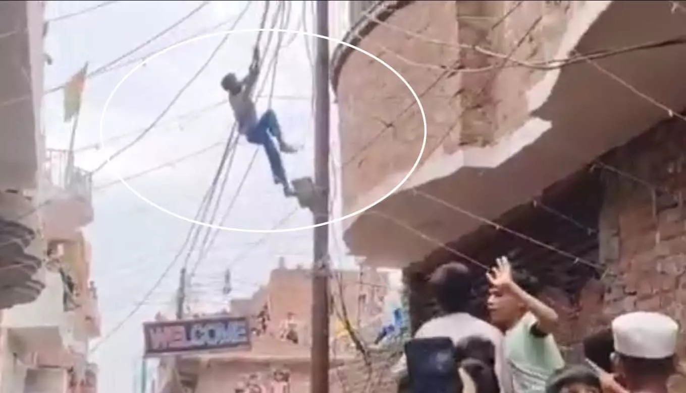 OMG! तारों पर चढ़ा युवक, जिसने देखा रह गया हक्का बक्का
