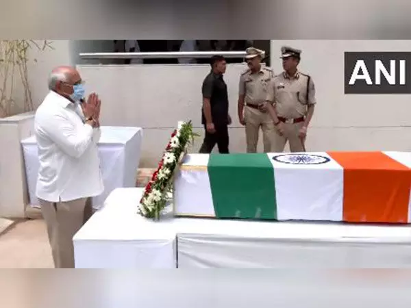 Gujarat CM और मंत्रियों ने एयर इंडिया विमान दुर्घटना में मारे गए पूर्व सीएम विजय रूपाणी को श्रद्धांजलि दी