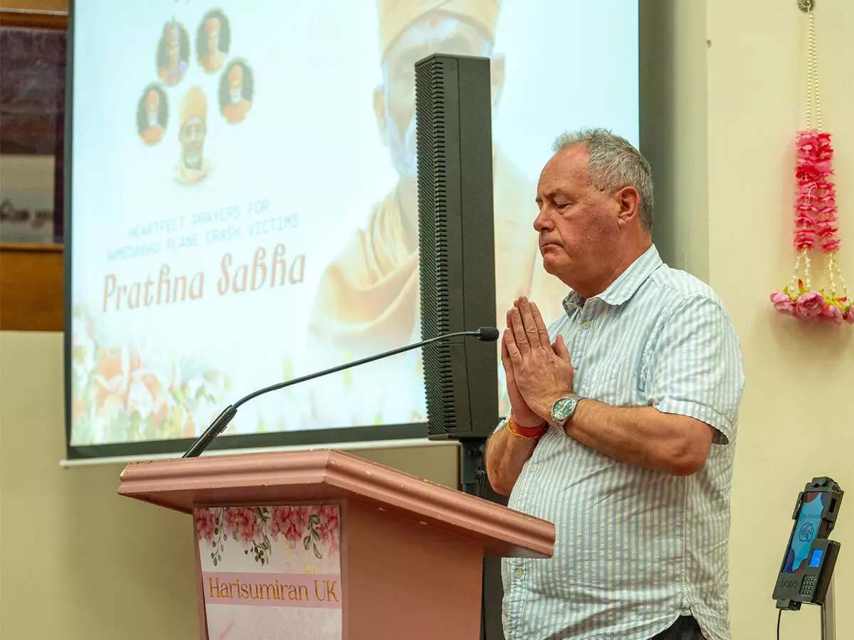 ब्रिटेन सांसद Bob Blackman अहमदाबाद विमान दुर्घटना के पीड़ितों के लिए प्रार्थना करने के लिए हरिधाम मण्डली में शामिल हुए