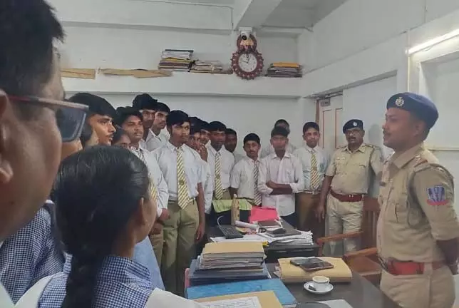 पुलिस अधिकारी' कैसे काम करते हैं? छात्रों ने बीजपुर पुलिस स्टेशन का दौरा कर जाना सीखा