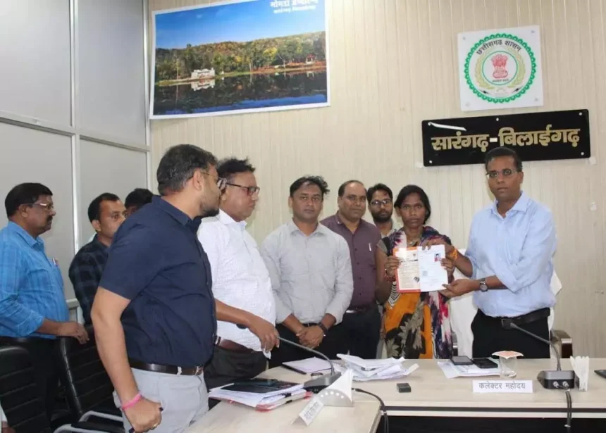 जनदर्शन में आए विमला यादव को कलेक्टर डॉ. कन्नौजे ने तत्काल राशन कार्ड और आयुष्मान कार्ड बनवाकर दिए