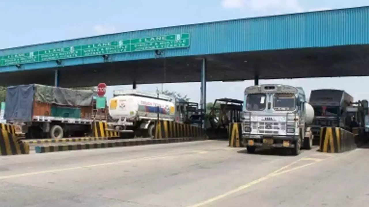 केंद्र ने राजमार्ग पर वाहन चलाने को आसान बनाने के लिए कारों के लिए 3,000 रुपये का फास्टैग वार्षिक पास लॉन्च किया
