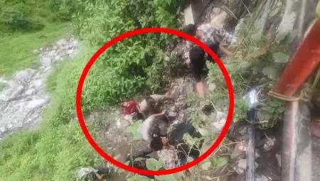 पैदल मार्ग पर पहाड़ी से बोल्डर गिरे, दो की मौत, VIDEO